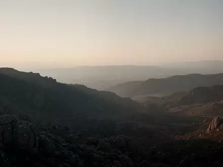 Eine weite, ruhige Berglandschaft in der Abenddämmerung als Symbol für Geduld und langfristige Perspektive. - Foto: über boerse-global.de