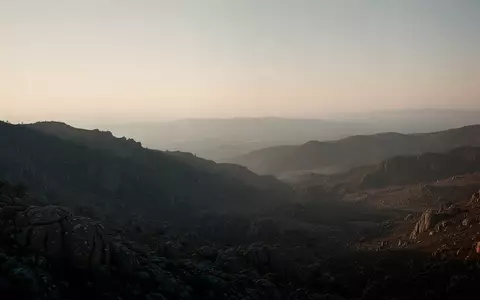 Eine weite, ruhige Berglandschaft in der Abenddämmerung als Symbol für Geduld und langfristige Perspektive. - Foto: über boerse-global.de