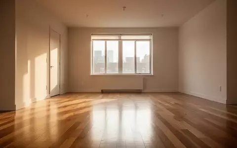 Ein heller, minimalistisch eingerichteter Wohnraum mit hellem Holzboden und natürlichem Lichteinfall. - Foto: über boerse-global.de