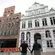 Passanten betrachten das geschlossene Buddenbrookhaus in der Lübecker Altstadt. - Bild: Christian Charisius/dpa