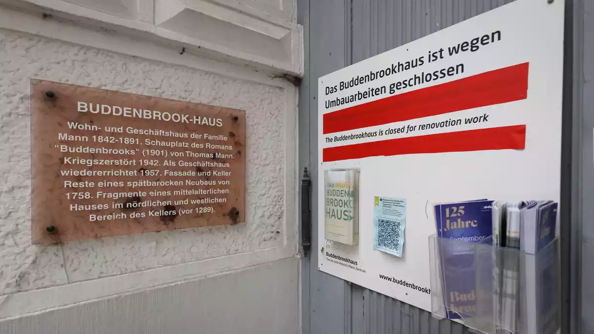 Ein Schild am geschlossenen Buddenbrookhaus in der Lübecker Altstadt weist auf die Umbauarbeiten hin. - Bild: Christian Charisius/dpa