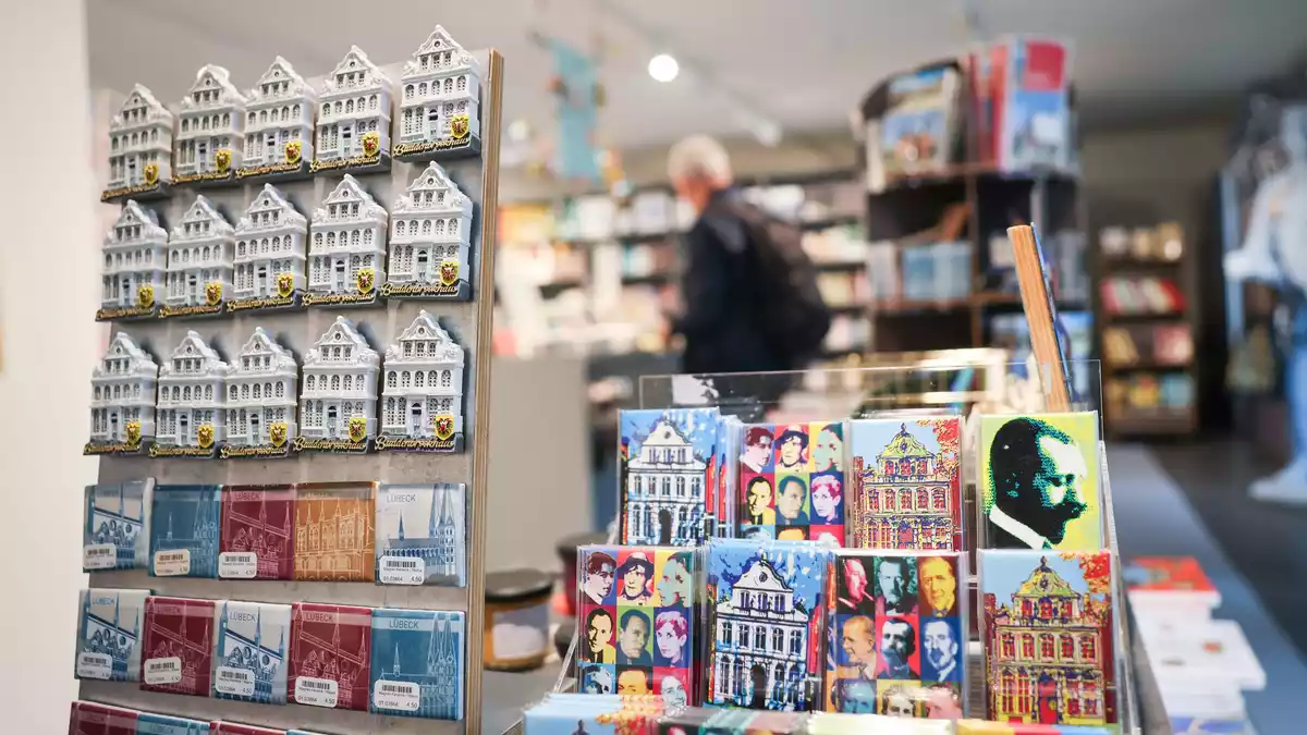 Kühlschrankmagneten und andere Souvenirs zum Buddenbrookhaus werden im Museumsshop Buddenbrooks am Markt - Infocenter und Museumsshop in der Lübecker Altstadt angeboten. - Bild: Christian Charisius/dpa