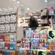 Kühlschrankmagneten und andere Souvenirs zum Buddenbrookhaus werden im Museumsshop 