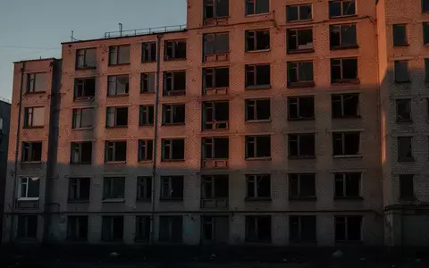 Fassade eines unbewohnten Mehrfamilienhauses mit dunklen Fenstern in der Dämmerung. - Foto: über boerse-global.de