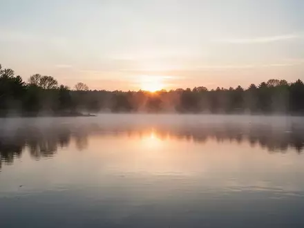 Symbolbild: ruhiger See bei Sonnenaufgang - Foto: über boerse-global.de