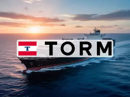 Ein großes Frachtschiff auf hoher See bei Sonnenaufgang als Symbol für die maritime Logistikbranche. - Foto: über boerse-global.de