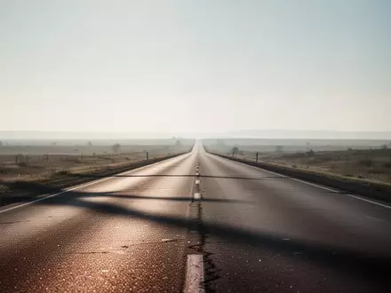 Eine leere, unbefahrene Autobahn bei Tageslicht, die sich bis zum Horizont erstreckt. - Foto: über boerse-global.de