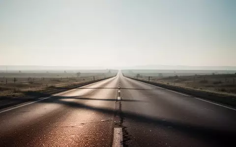 Eine leere, unbefahrene Autobahn bei Tageslicht, die sich bis zum Horizont erstreckt. - Foto: über boerse-global.de