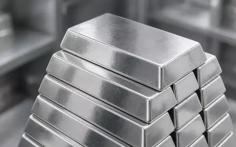 Gestapelte, glänzende Silberbarren in einer professionellen Tresorumgebung bei natürlichem Lichteinfall. - Foto: über boerse-global.de