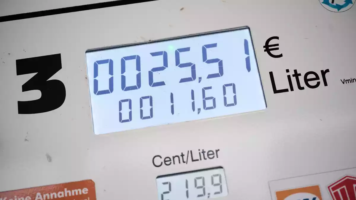 Seit Monaten sind hohe Preise für Benzin und Diesel eine Belastung für viele Verbraucher in Deutschland. (Archivbild) - Bild: Sina Schuldt/dpa