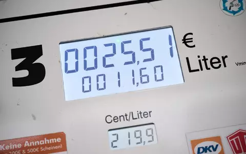 Seit Monaten sind hohe Preise für Benzin und Diesel eine Belastung für viele Verbraucher in Deutschland. (Archivbild) - Foto: Sina Schuldt/dpa