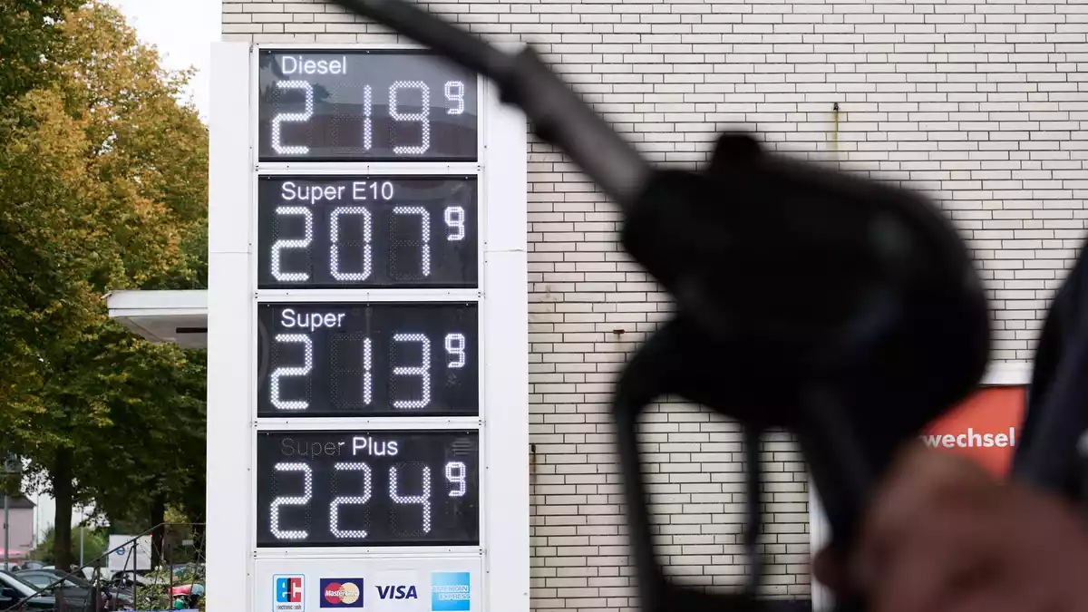 Der Tankrabatt soll Autofahrer angesichts hoher Spritpreise vorübergehend entlasten. (Archivbild) - Bild: Sina Schuldt/dpa