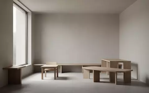 Ein minimalistischer, lichtdurchfluteter Raum mit schlichten Holzmöbeln, der eine ruhige und aufgeräumte Atmosphäre ausstrahlt. - Foto: über boerse-global.de
