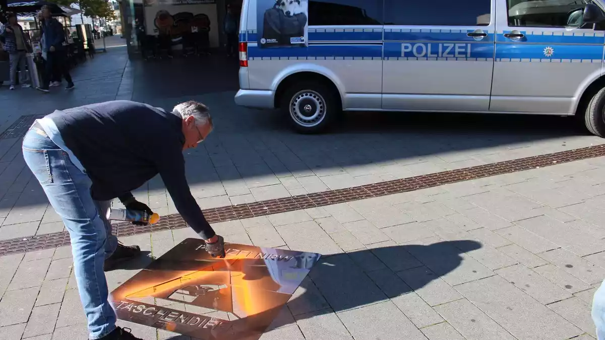 POL-RBK: Bergisch Gladbach - Vorsicht, Taschendiebe! Erneute Sprühaktion der Kriminalprävention in der Fußgängerzone in der vergangenen Woche - Bild: presseportal.de