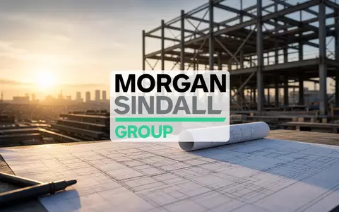 Modernes Baugelände mit Stahlträgern bei Sonnenuntergang als Symbol für Infrastruktur und Bauwesen. - Foto: über boerse-global.de