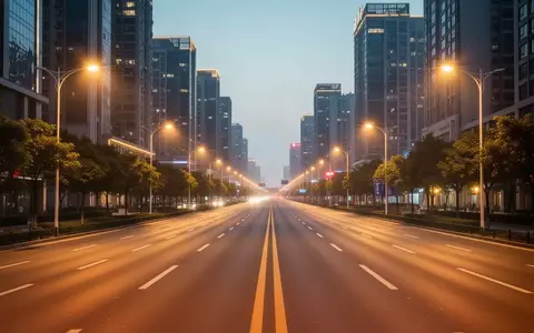 Eine leere, beleuchtete Stadtstraße in Guangzhou bei Dämmerung, die den urbanen Raum für autonome Mobilitätstests darstellt. - Foto: über boerse-global.de