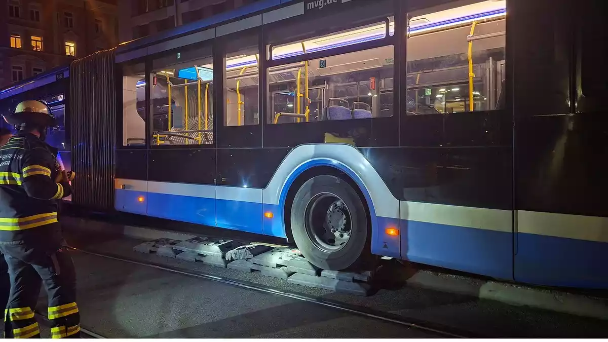 FW-M: Linienbus bleibt hängen (Haidhausen) - Bild: presseportal.de