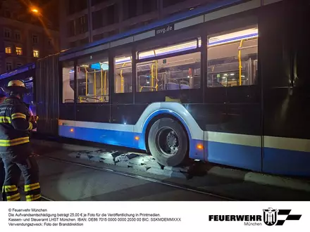 FW-M: Linienbus bleibt hängen (Haidhausen) - Foto: presseportal.de