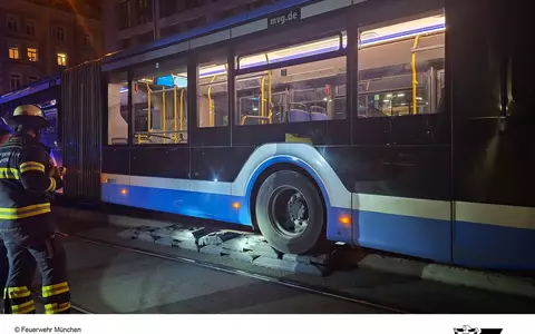 FW-M: Linienbus bleibt hängen (Haidhausen) - Foto: presseportal.de