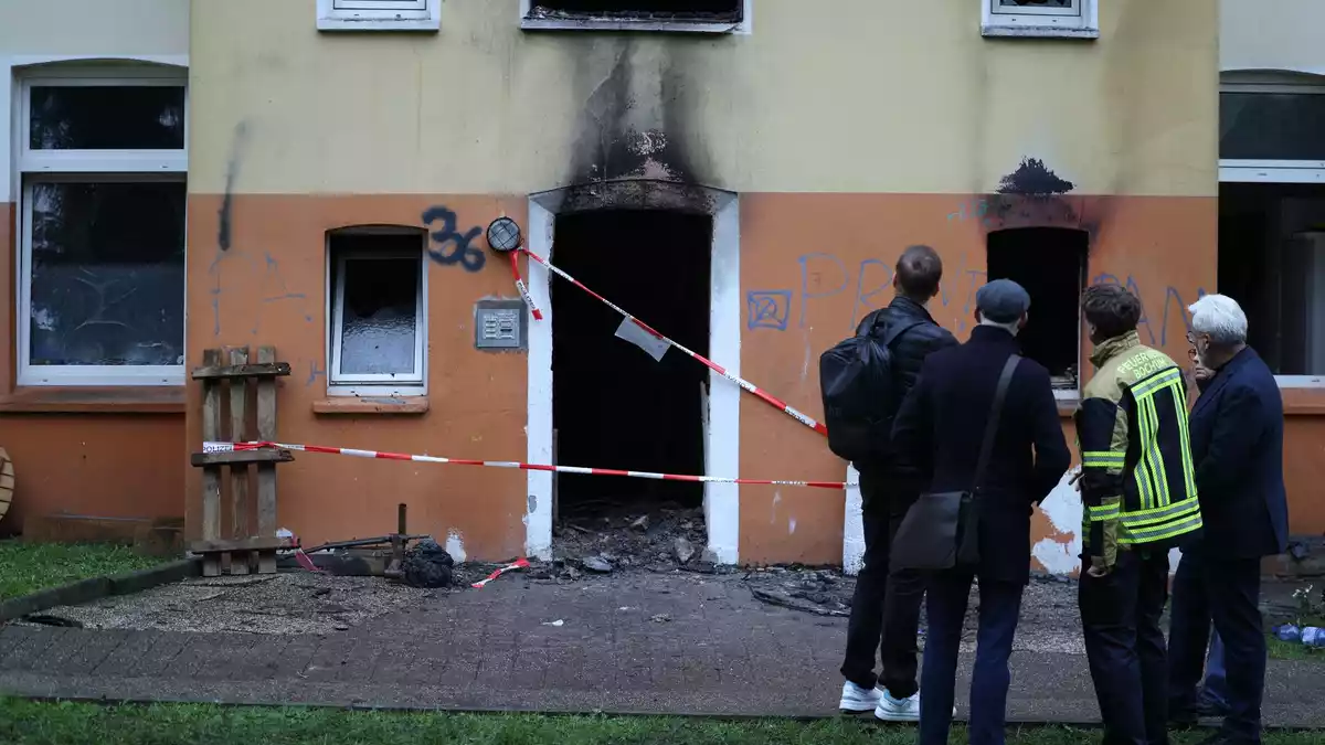 Das stark beschädigte Mehrfamilienhaus nach dem Feuer in Bochum - Bild: Christoph Reichwein/dpa