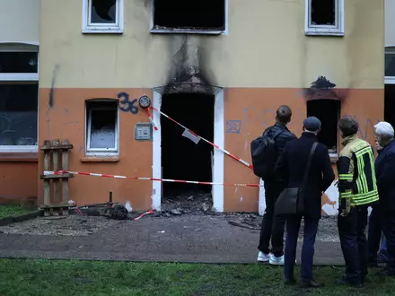 Das stark beschädigte Mehrfamilienhaus nach dem Feuer in Bochum - Foto: Christoph Reichwein/dpa