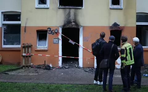 Das stark beschädigte Mehrfamilienhaus nach dem Feuer in Bochum - Foto: Christoph Reichwein/dpa