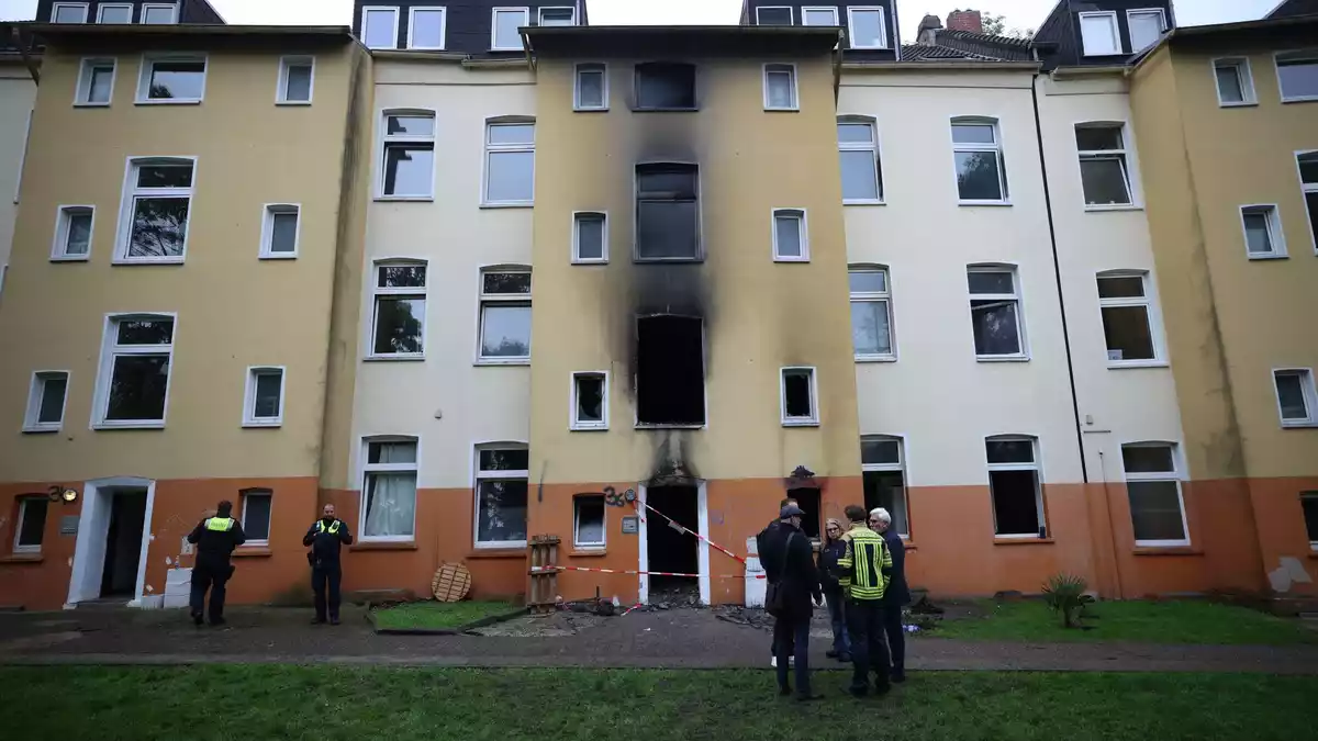 Das Haus nach dem Brand in Bochum. Es dürfte unbewohnbar sein. - Bild: Christoph Reichwein/dpa