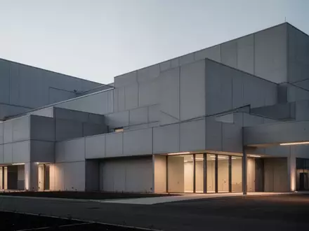 Ein minimalistisches, modernes Industriegebäude in der Abenddämmerung ohne Text oder Beschilderung. - Foto: über boerse-global.de