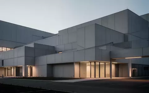 Ein minimalistisches, modernes Industriegebäude in der Abenddämmerung ohne Text oder Beschilderung. - Foto: über boerse-global.de