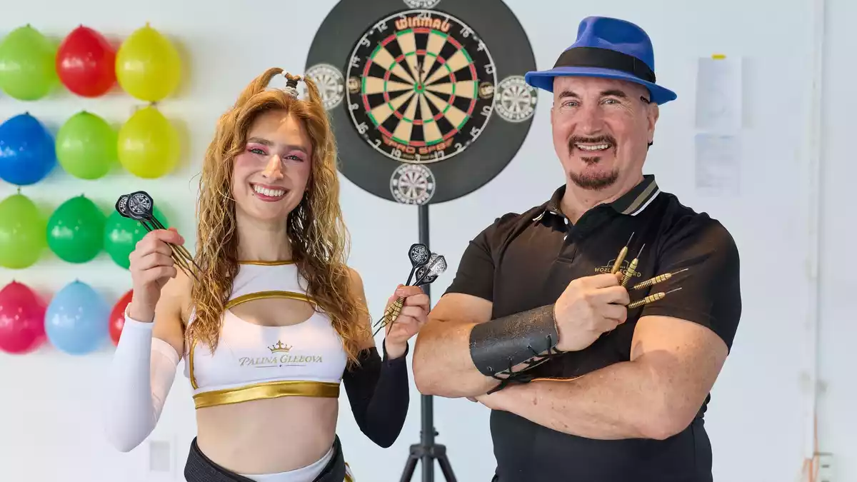 Palina Glebova und ihr Coach Joe Alexander, mit dem sie die kuriosen Disziplinen trainiert.  - Bild: Georg Wendt/dpa