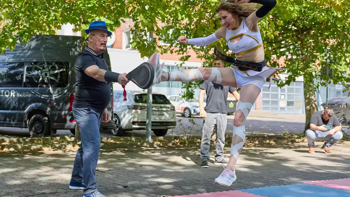 Rekordjägerin Palina Glebova stellt beim weitesten freihändigen Kampfsport-Kick einen Rekord von 2,64 Meter auf. - Bild: Georg Wendt/dpa