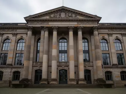 Die Fassade eines historischen Gerichtsgebäudes in Karlsruhe unter einem bewölkten Himmel. - Foto: über boerse-global.de