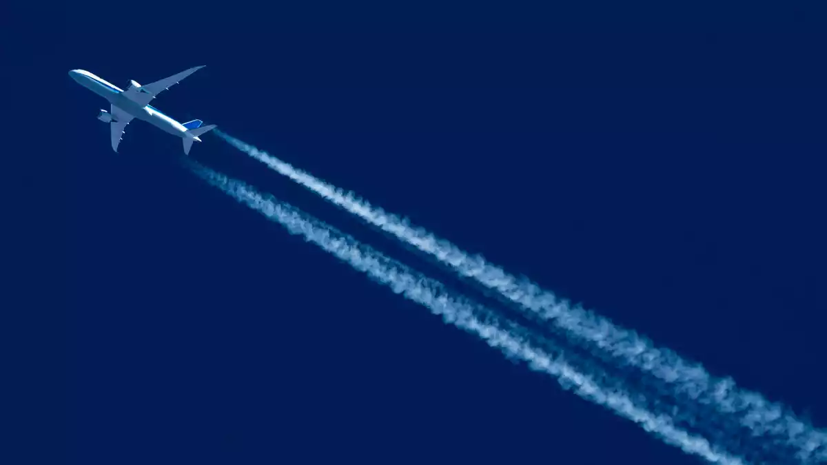 Wissenschaftliche Analyse: Flugverkehr durch PtL-Kerosin nur bedingt klimafreundlicher