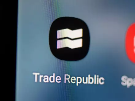 Der Online-Broker Trade Republic arbeitet rein App-basiert. (Archivbild) - Foto: Fabian Sommer/dpa