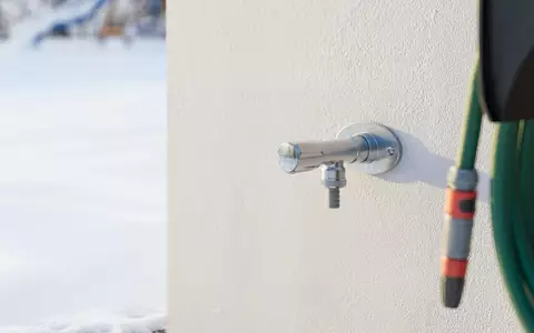 Frostschäden am Haus vermeiden: Außenleitungen rechtzeitig winterfest machen - Foto: presseportal.de