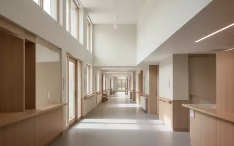 Ein minimalistischer, heller Innenraum eines modernen Gesundheitszentrums mit klaren Linien und natürlichem Licht. - Foto: über boerse-global.de