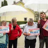 Straubing feiert das große Los: Postcode Lotterie verteilt zwei Millionen Euro an Gewinnergruppe - Foto: presseportal.de