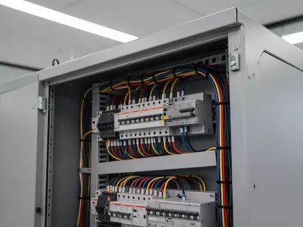 Ein sauberer, industrieller Schaltschrank mit ordentlich verlegten Kabeln in einem modernen Gebäude. - Foto: über boerse-global.de