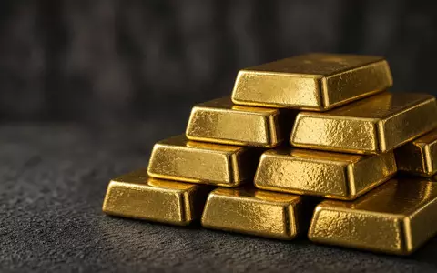 Gestapelte Goldbarren auf einer dunklen Oberfläche bei natürlichem, weichem Licht. - Foto: über boerse-global.de