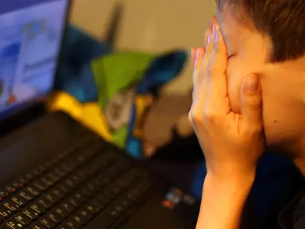 Schon Grundschüler sind Ziel von Cyberattacken sein. (Archivbild)  - Foto: Oliver Berg/dpa