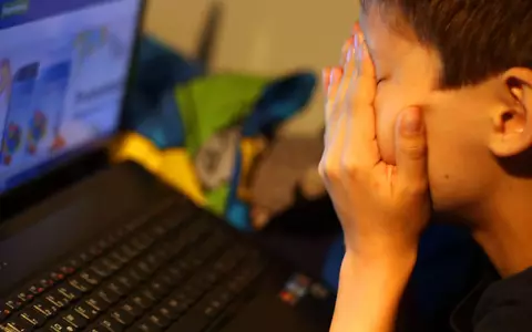 Schon Grundschüler sind Ziel von Cyberattacken sein. (Archivbild)  - Foto: Oliver Berg/dpa