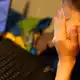 Schon Grundschüler sind Ziel von Cyberattacken sein. (Archivbild)  - Bild: Oliver Berg/dpa