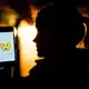 Mobbing im Netz kann für die Betroffenen gravierene Folgen haben. (Archivbild)  - Bild: Julian Stratenschulte/dpa