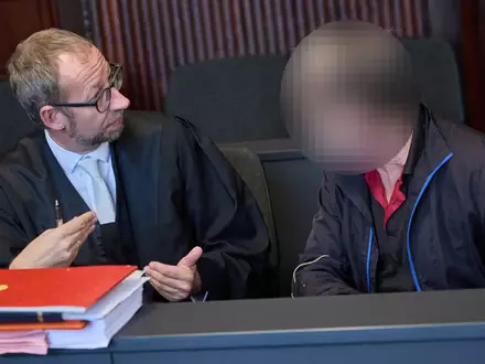 Dem Mann hatte in einer von seinem Anwalt Andreas Lange verlesenen Erklärung am ersten Prozesstag gestanden. (Archivbild) - Foto: Jens Büttner/dpa