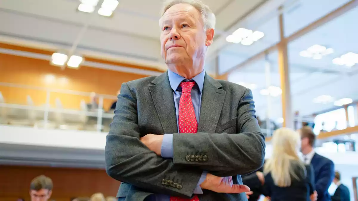 In Karlsruhe klagt ein Mann, der kein Betriebsvermögen erbte. - Bild: Uwe Anspach/dpa