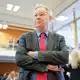 In Karlsruhe klagt ein Mann, der kein Betriebsvermögen erbte. - Bild: Uwe Anspach/dpa