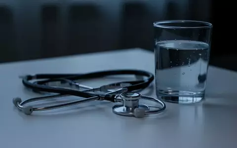 Symbolbild: Stethoskop neben einem Glas Wasser - Foto: über boerse-global.de