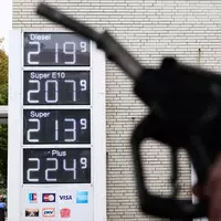 Der Tankrabatt soll Autofahrer angesichts hoher Spritpreise vorübergehend entlasten. (Archivbild) - Foto: Sina Schuldt/dpa