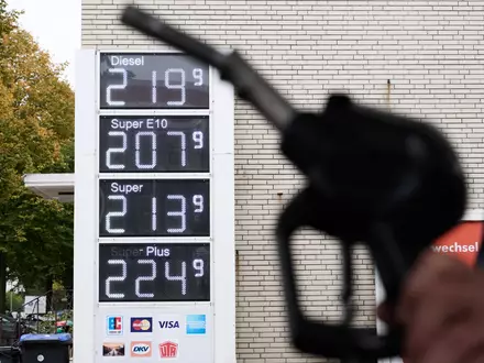 Der Tankrabatt soll Autofahrer angesichts hoher Spritpreise vorübergehend entlasten. (Archivbild) - Foto: Sina Schuldt/dpa