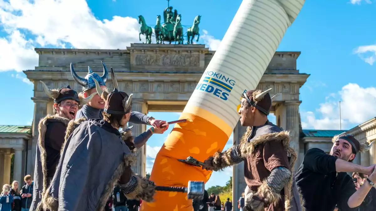 Wikinger zerstören eine Zigarette: Considerate Pouchers fordert Legalisierung von Nikotinbeuteln - Bild: presseportal.de